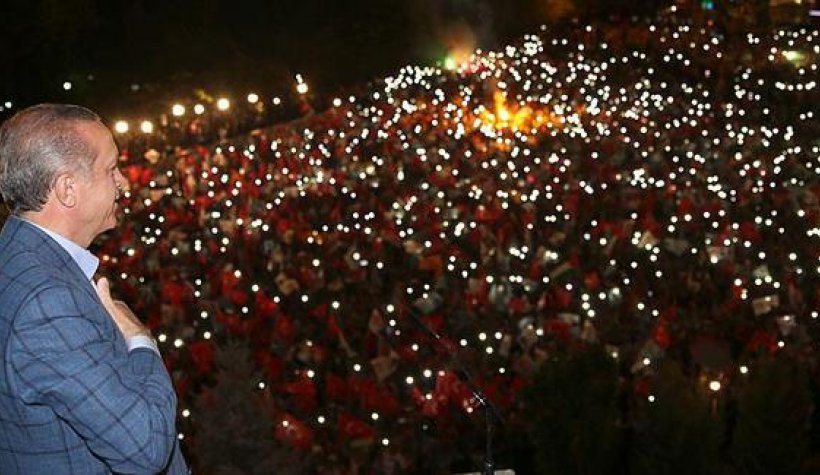 Cumhurbaşkanı Erdoğan balkon konuşması yapıyor.