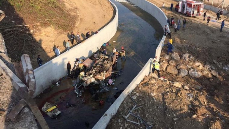 İzmir'de göçmenleri taşıyan kamyon devrildi: İlk bilgiler 18 ölü, çok sayıda yaralı