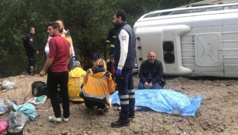 Antalya'da Suriyelileri taşıyan midibüs devrildi: 1 ölü çok sayıda yaralı