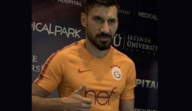 Fenerbahçeli Şener Özbayraklı Galatasaray formasını giydi