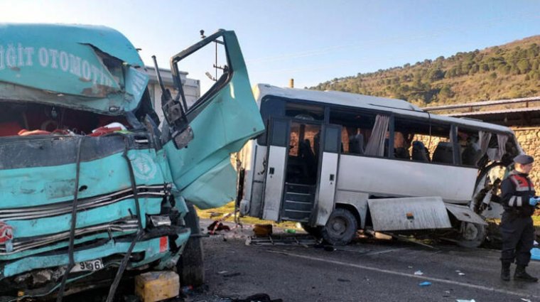 İzmir'de işçi servisi ve kamyon çarpıştı
