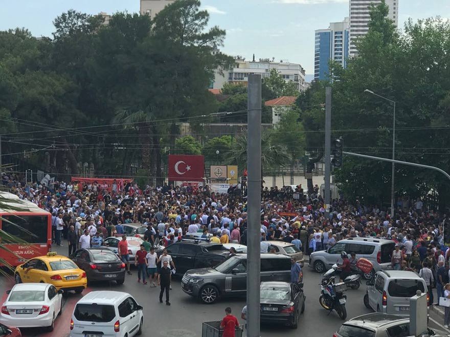 İzmir Atatürk Lisesi Müdürüne İzmir Marşı tepkisi çığ gibi artıyor..