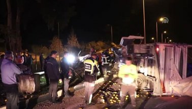 Feci kaza: Kamyon ile Otomobil Çarpıştı: 2 Ölü, 1 Yaralı