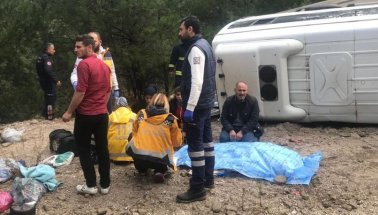 Antalya'da Suriyeli işçileri taşıyan midibüs devrildi: 1 ölü çok sayıda yaralı