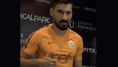 Fenerbahçeli Şener Özbayraklı Galatasaray formasını giydi