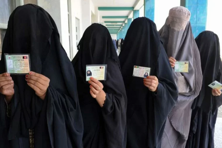 Suudi Arabistan'da Kızların Okullarda Çarşaf Giymesi Yasaklandı