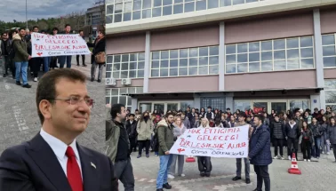 İmamoğlu o öğrencilerle adliyede kucaklaştı