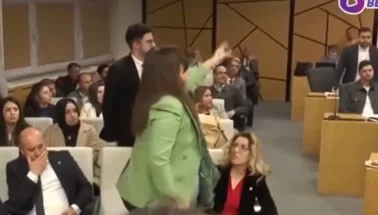 Terbiyesiz adam. Başkana parmak sallayamazsın. Elini kırarım senin!