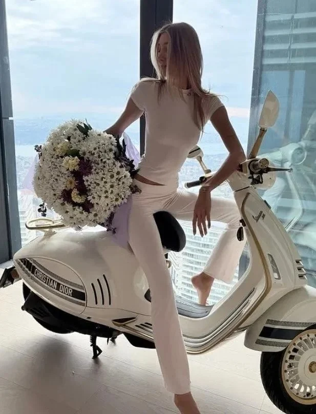 Şevval Şahin resmi hizmete mahsus araçla gecelerde