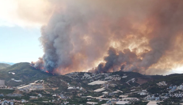 Antalya, Alanya ve Muğla'daki yangın evlere yaklaştı: Lüks otel boşaltıldı
