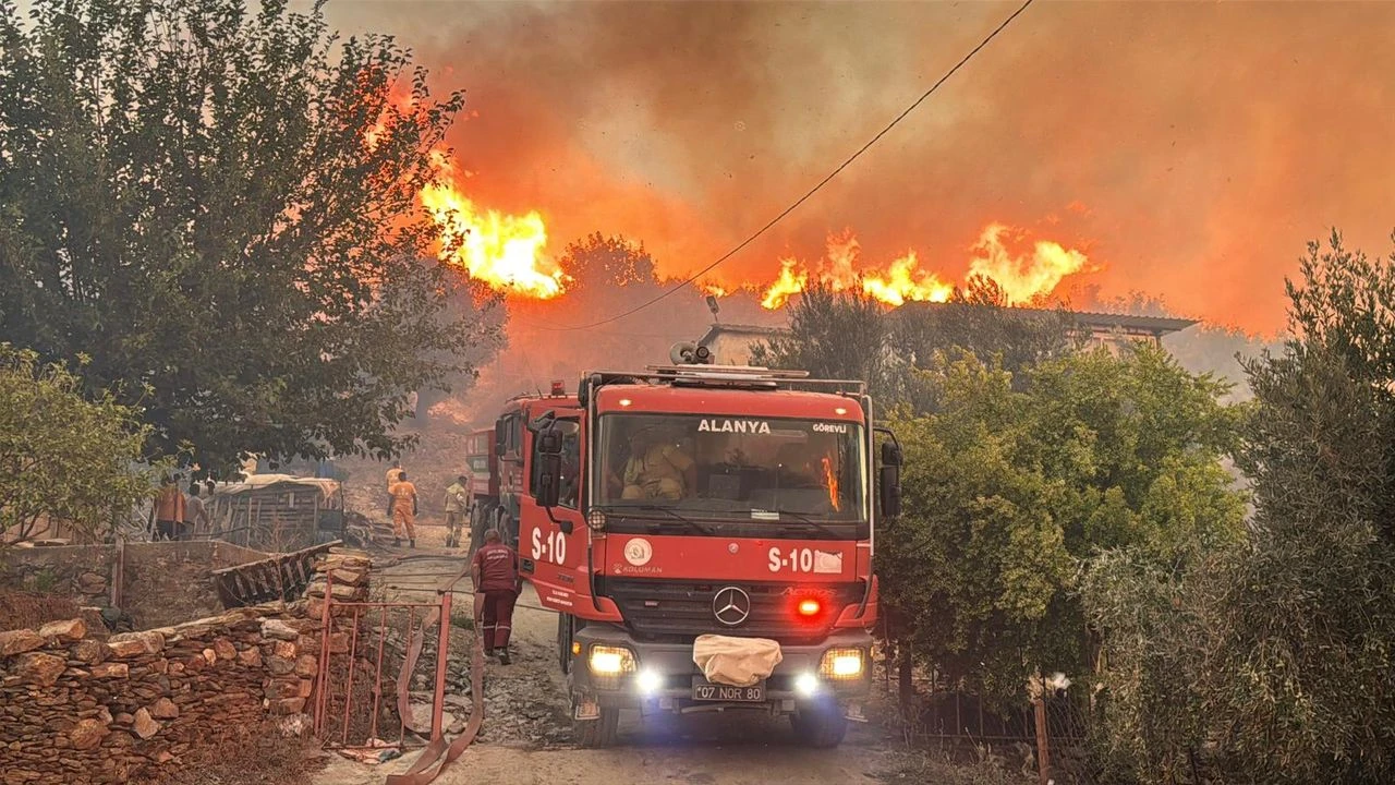 Antalya, Alanya ve Muğla'daki yangın evlere yaklaştı: Lüks otel boşaltıldı