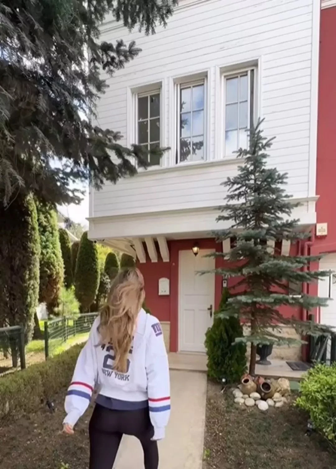 Berfu Yenenler ve Eser Yenenler'in 'kreş gibi' yeni evi olay konusu oldu