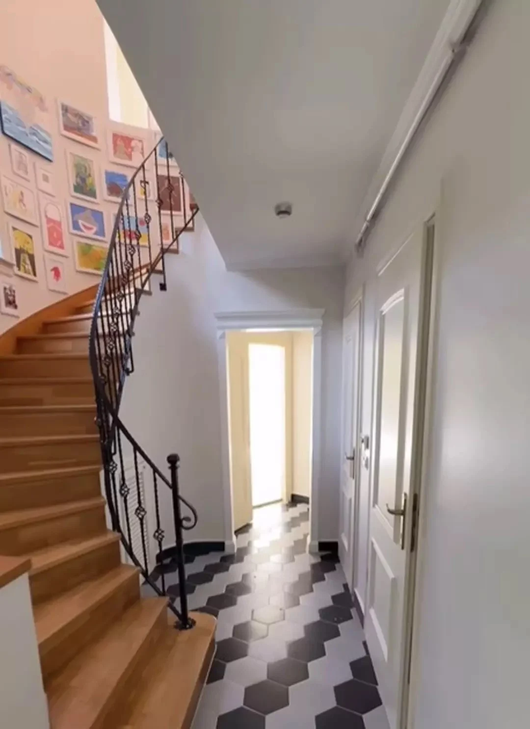 Berfu Yenenler ve Eser Yenenler'in 'kreş gibi' yeni evi olay konusu oldu