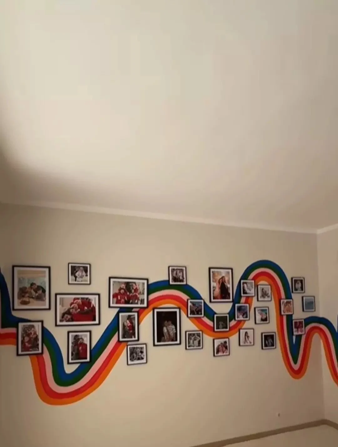 Berfu Yenenler ve Eser Yenenler'in 'kreş gibi' yeni evi olay konusu oldu