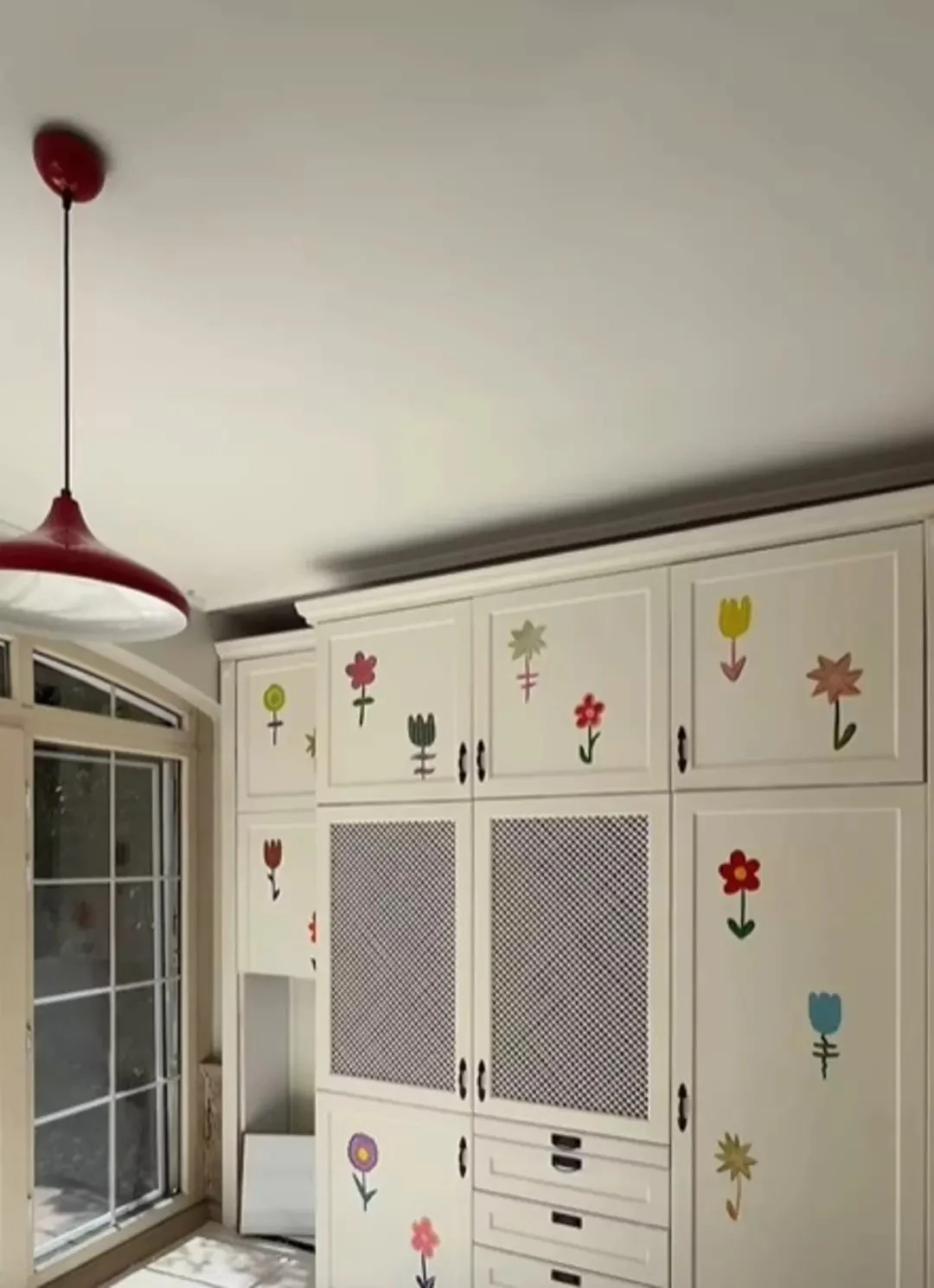 Berfu Yenenler ve Eser Yenenler'in 'kreş gibi' yeni evi olay konusu oldu