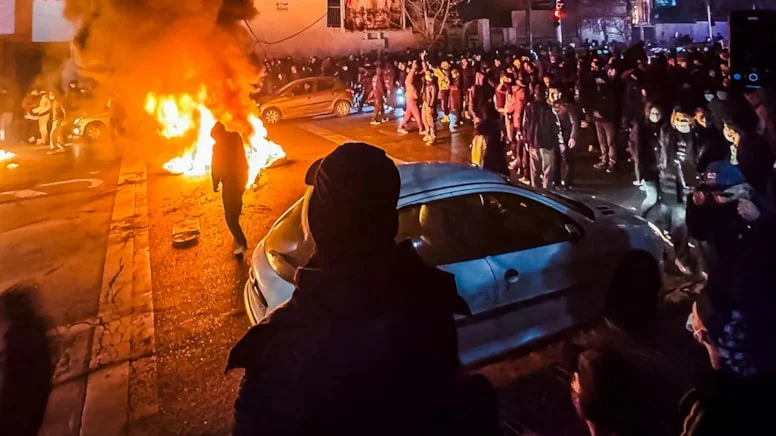 İran'da sokağa çıkan halka tehdit: Allah'a savaş açma suçu işleyenler; cezası idam