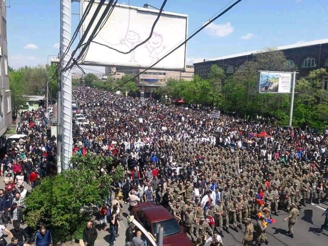 Ermenistan'da askerler sokağa indi