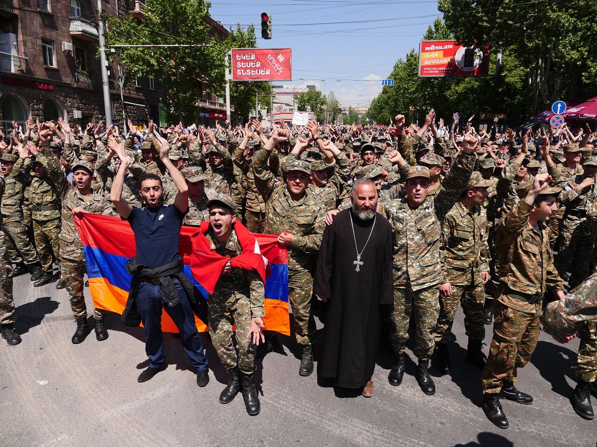 Ermenistan'da askerler sokağa indi